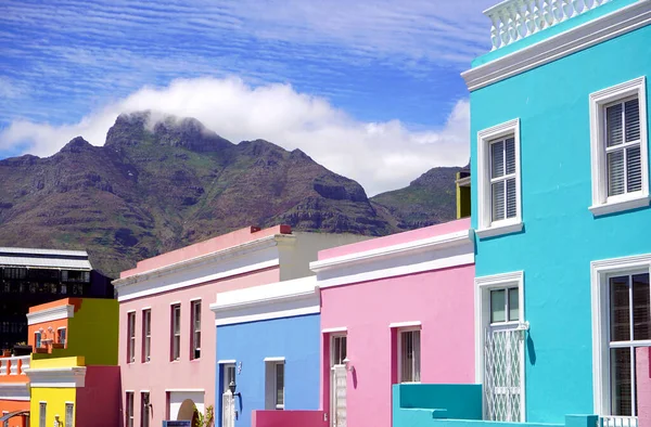  Bo-Kaap bölgesi, Cape Town, Güney Afrika - 14 Aralık 2021: Cape Town, Güney Afrika 'nın bo-kaap bölgesindeki ayırt edici parlak evler