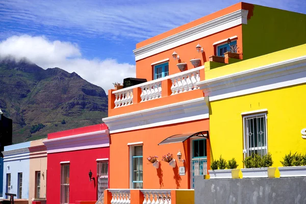  Bo-Kaap bölgesi, Cape Town, Güney Afrika - 14 Aralık 2021: Cape Town, Güney Afrika 'nın bo-kaap bölgesindeki ayırt edici parlak evler