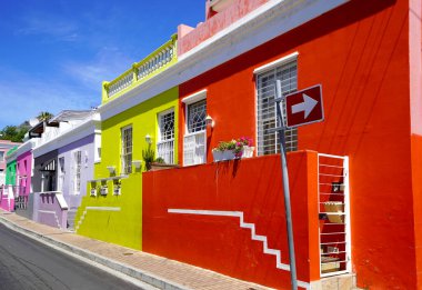  Bo-Kaap bölgesi, Cape Town, Güney Afrika - 14 Aralık 2021: Cape Town, Güney Afrika 'nın bo-kaap bölgesindeki ayırt edici parlak evler