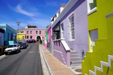  Bo-Kaap bölgesi, Cape Town, Güney Afrika - 14 Aralık 2021: Cape Town, Güney Afrika 'nın bo-kaap bölgesindeki ayırt edici parlak evler