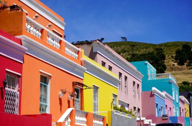  Bo-Kaap bölgesi, Cape Town, Güney Afrika - 14 Aralık 2021: Cape Town, Güney Afrika 'nın bo-kaap bölgesindeki ayırt edici parlak evler