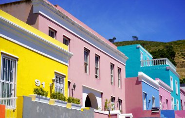 Bo-Kaap bölgesi, Cape Town, Güney Afrika - 14 Aralık 2021: Cape Town, Güney Afrika 'nın bo-kaap bölgesindeki ayırt edici parlak evler