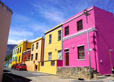  Bo-Kaap bölgesi, Cape Town, Güney Afrika - 14 Aralık 2021: Cape Town, Güney Afrika 'nın bo-kaap bölgesindeki ayırt edici parlak evler