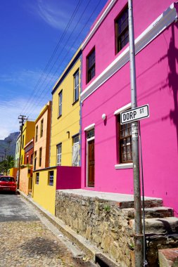  Bo-Kaap bölgesi, Cape Town, Güney Afrika - 14 Aralık 2021: Cape Town, Güney Afrika 'nın bo-kaap bölgesindeki ayırt edici parlak evler