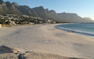 Güney Afrika Cape Town 'daki Idyllic Kamp Koyu Sahili ve Masa Dağı