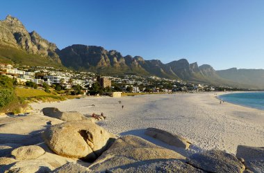 Güney Afrika Cape Town 'daki Idyllic Kamp Koyu Sahili ve Masa Dağı