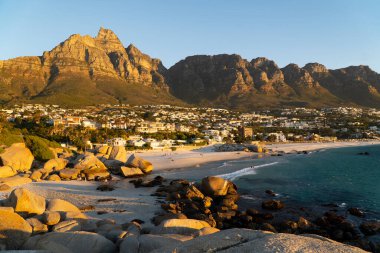 Güney Afrika Cape Town 'daki Idyllic Kamp Koyu Sahili ve Masa Dağı