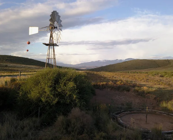 乾燥した風景の中に風車と水ポンプ — ストック写真