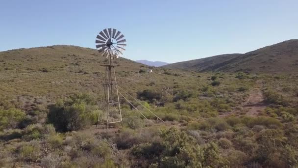 Воздух Ветряной Мельницы Водяной Насос Сухом Ландшафте — стоковое видео