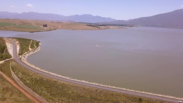 前にダムの壁がある完全なダムの空中 — ストック動画