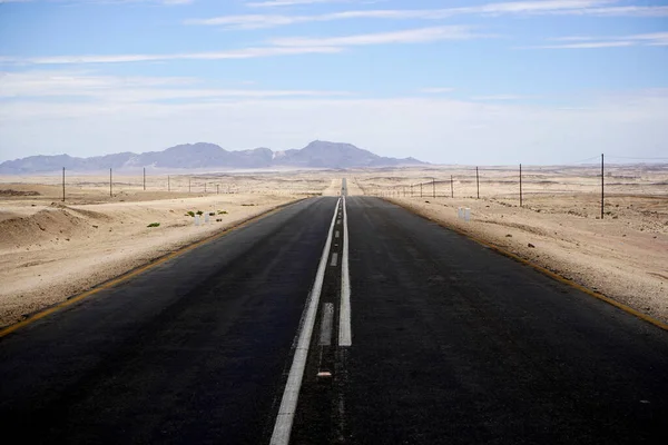砂漠の風景の中に道を開く — ストック写真