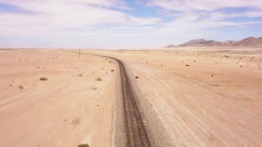 Çölden geçen bir demiryolu hattının havası.