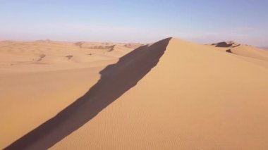 Çöldeki kum tepelerinin havası.