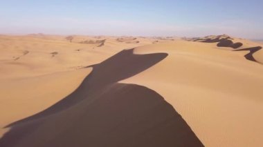 Çöldeki kum tepelerinin havası.