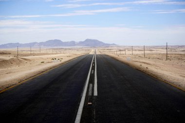 Bir çöl manzarasında açık yol