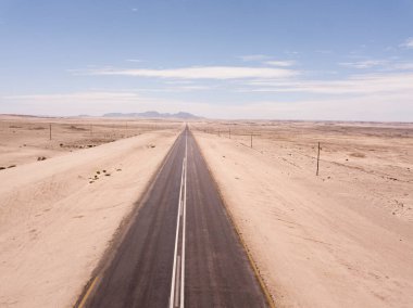Bir çöl manzarasında açık yol