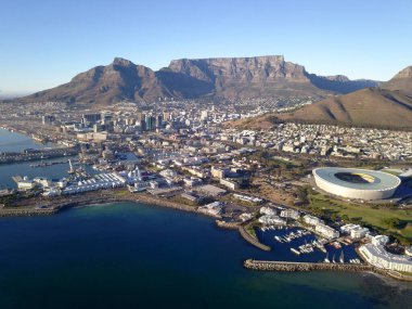 Cape Town, Güney Afrika - 19 Nisan 2022: Cape Town üzerinde Cape Town stadyumu ve Table Mountain stadyumu ile hava manzarası .