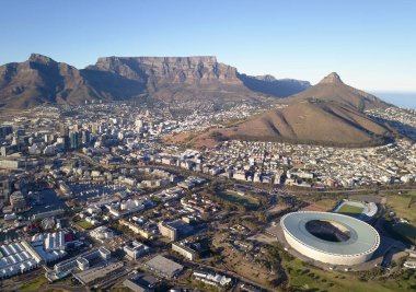 Cape Town, Güney Afrika - 19 Nisan 2022: Cape Town üzerinde Cape Town stadyumu ve Table Mountain stadyumu ile hava manzarası .