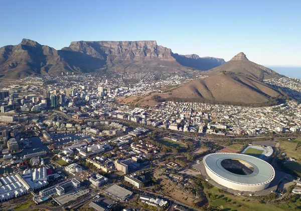 Cape Town, Güney Afrika - 19 Nisan 2022: Cape Town üzerinde Cape Town stadyumu ve Table Mountain stadyumu ile hava manzarası .