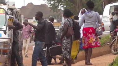 Bisikletli ve banliyölü küçük Afrika kasabasında uzun bir yol.
