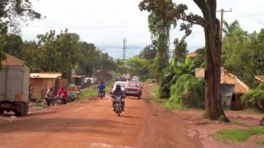 Bisikletli ve banliyölü küçük Afrika kasabasında uzun bir yol.