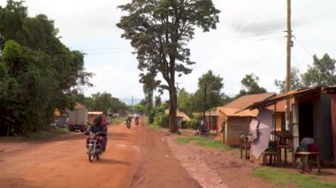 Bisikletli ve banliyölü küçük Afrika kasabasında uzun bir yol.
