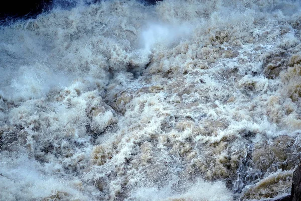 洪水中的湍急河水 — 图库照片