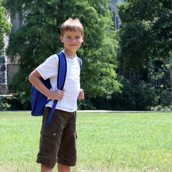 Счастливый мальчик с рюкзаком Стоковое Изображение