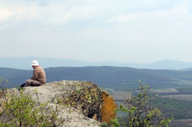 adam dağın zirvesinde