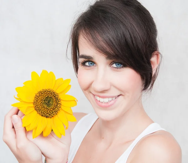 Glückliche Frau mit Sonnenblume — Stockfoto