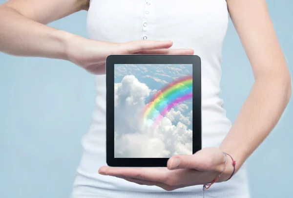 tablet pc bilgisayar tutan kadın