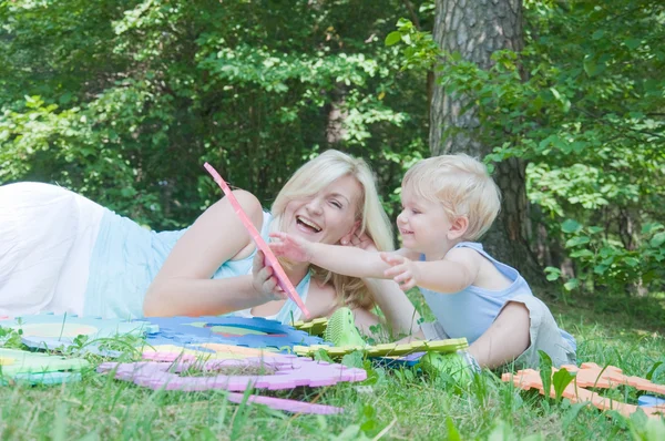 Mãe feliz brincando com seu filho pequeno ao ar livre — Fotografia de Stock