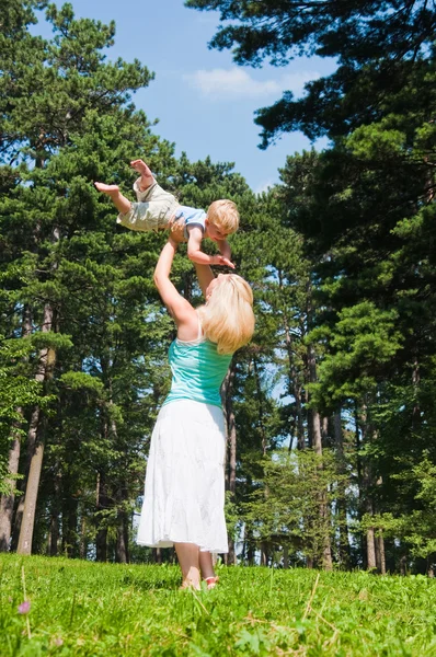 公園での幼い息子を持つ若い母親 — ストック写真
