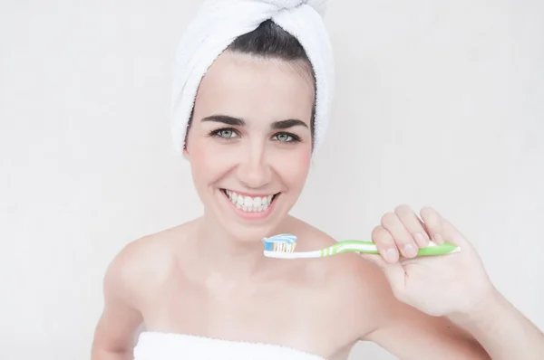 歯ブラシを持つ女性 — ストック写真