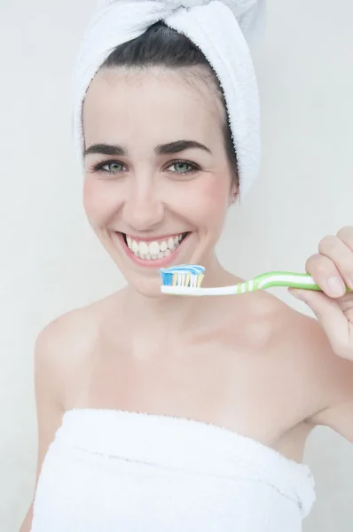 Mujer con cepillo de dientes — Foto de Stock