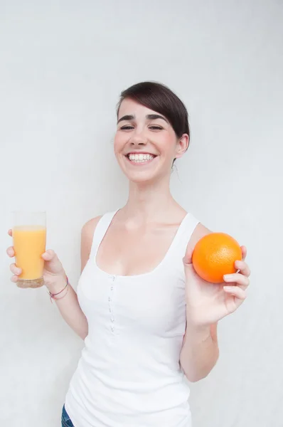 オレンジ ジュースを飲む女性のクローズ アップ — ストック写真