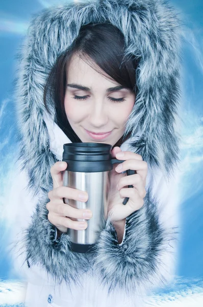 Vrouw drinken van hete koffie of thee buitenshuis in winter. — Stockfoto