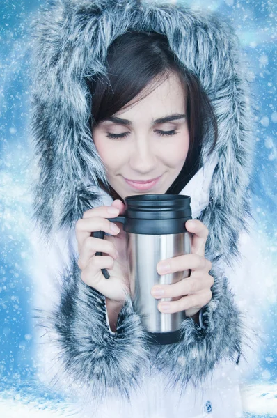 Vrouw drinken van hete koffie of thee buitenshuis in winter. — Stockfoto