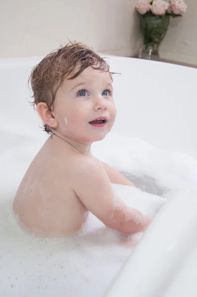 Adorable bain bébé garçon — Photo