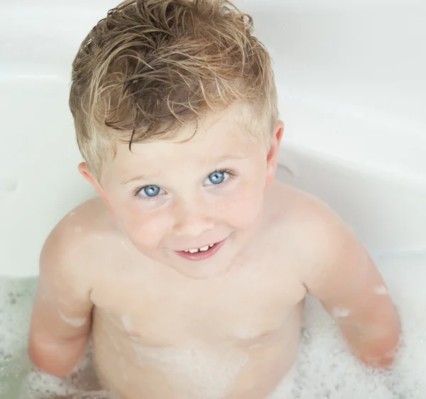 Adorable baño bebé niño — Foto de Stock