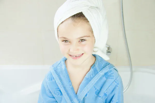 Carino bambina con asciugamano da bagno in bagno — Foto Stock