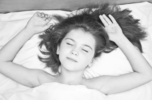 Söt vaknade bara flickan inb sängen. — Stockfoto
