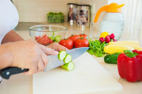 Подготовка салатов. Здоровые овощи на кухне — стоковое фото