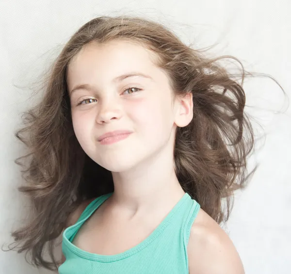 Retrato de niña pequeña eufórica . — Foto de Stock