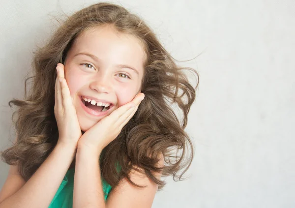 Porträt eines beschwingten kleinen Mädchens. — Stockfoto