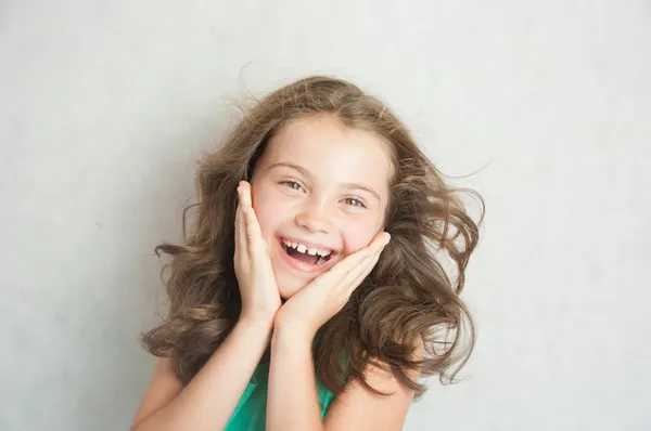 Porträt eines beschwingten kleinen Mädchens. — Stockfoto