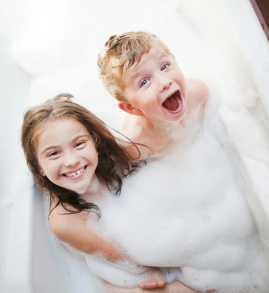 Брат и сестра принимают ванну с пеной — стоковое фото