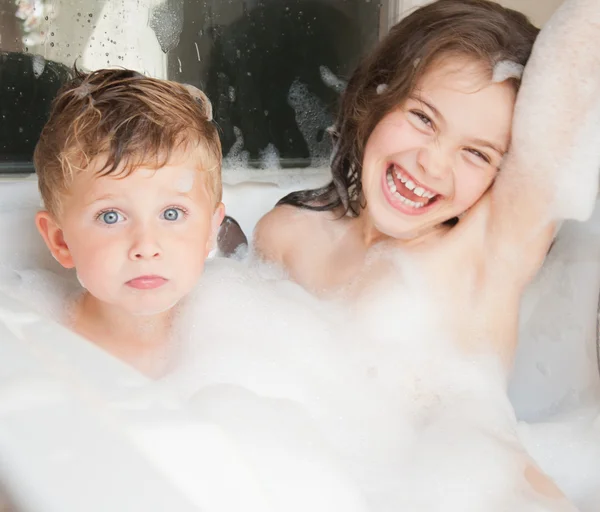 Frère et sœur prenant un bain moussant — Photo