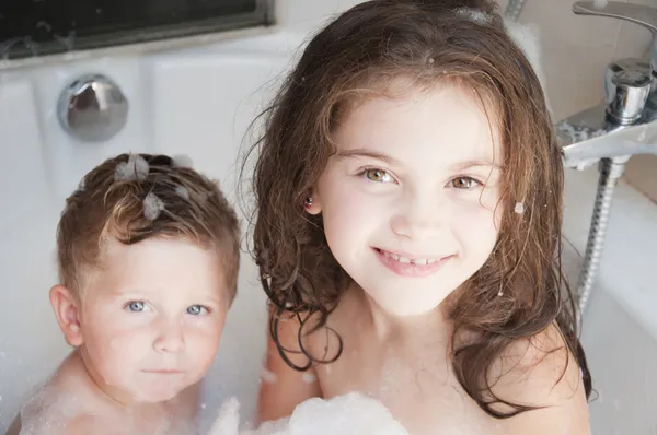 Bratr a sestra si pěnovou koupel — Stock fotografie