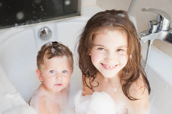 Frère et sœur prenant un bain moussant — Photo
